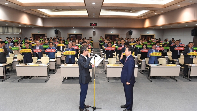 ▲ 농협중앙회 박규희 조합감사위원장(오른쪽)과 상주농협 최용귀 상무(왼쪽)가 결의문을 낭독하고 있다.ⓒ경북농협