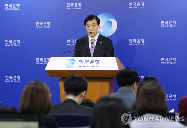 ▲ 이주열 한국은행 총재가 16일 오전 서울 중구 한국은행 기자실에서 기준금리를 1.50%에서 1.25%로 인하한 금융통화위원회의 결과를 설명하고 있다. ⓒ연합뉴스