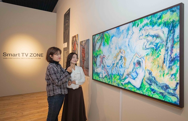 ▲ 관람객들이 삼성 라이프스타일 TV '더 프레임'을 통해 유럽 모더니즘 화가들의 작품을 관람하고 있다. ⓒ삼성전자