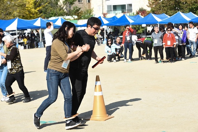 ▲ 미원초 100주년 기념식 및 체육대회에서 동문들이 게임을 즐기고 있다.ⓒ미원초 총동문회