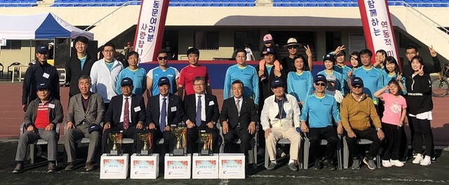 ▲ 남청주신협이 19일 충북대에서 열린 총동문회 체육대회에서 종합우승을 차지하며 통상 5회 우승으로 우승기를 영구 보유하게 됐다. 사진은 남청주신협 충북대 출신 직원들이 경기를 마친 뒤 기념촬영을 하고 있다.ⓒ남청주신협