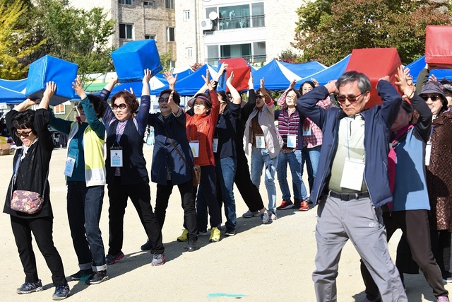 ▲ 19일 충북 청주시 상당구 미원초등학교에서 열린 미원초 100주년 기념행사에 이어 진행된 한마음체육대회에서 동문들이 게임을 즐기고 있다. 이날 미원초동문회는 100주년 기념식에서 상징탑 제막식과 함께 모교에 1000만원의 장학기금을 전달했다.ⓒ미원초 총동문회