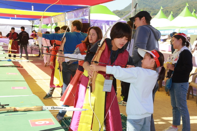 ▲ 이번 예천세계활축제 시작과 동시에 후끈한 열기가 달아오르는 곳이 있는데 바로 세계전통활쏘기 대회장이다.ⓒ예천군