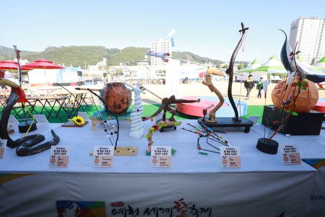 ▲ 축제장에는 다양한 전 세계의 활들이 전시돼 관광객의 눈길을 끌고 있다.ⓒ예천군
