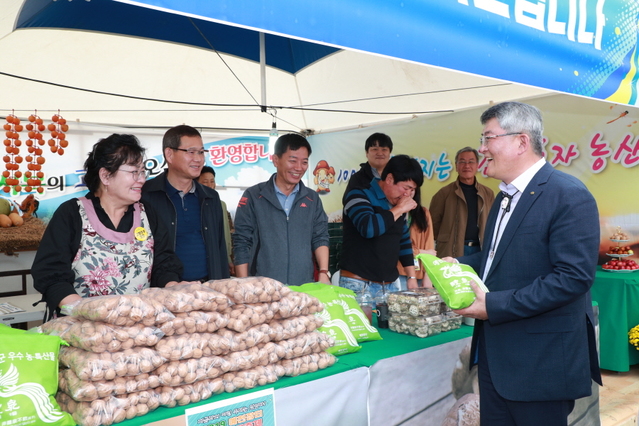 ▲ 김학동 군수가 축제장 이곳저곳을 다니며 관계자들과 인사를 나누고 있다.ⓒ예천군