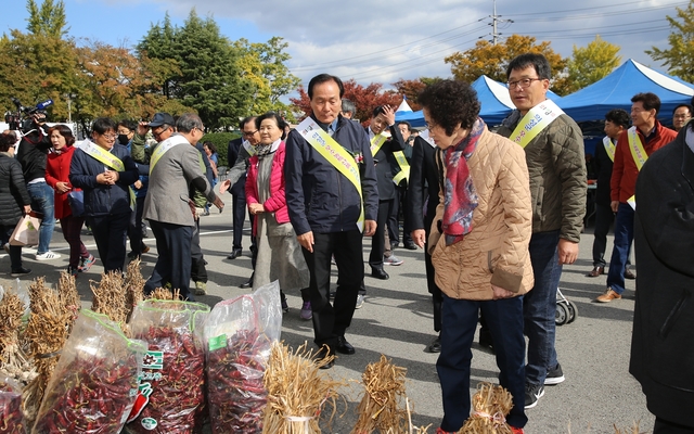 ▲ 김주수 의성군수(중간)가 지난 19일 대구 북구청 주차장에서 열린 판매행사에서 현장을 둘러보고 있다.ⓒ의성군