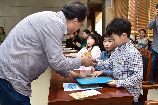 ▲ 지난 19일 이상천 시장(왼쪽)이 시청에서 열린 제천시아동참여위원회에서 한 아동위원에게 위촉장을 전달하고 있다.ⓒ제천시