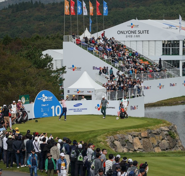▲ 2019년 더CJ컵 우승자 저스틴 토마스의 티샷을 구경하는 관중들.ⓒCJ그룹