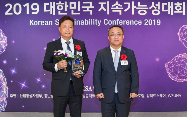 ▲ 청호나이스 오정원 부사장(왼쪽)과 한국표준협회 이상진 회장(오른쪽) ⓒ 청호나이스