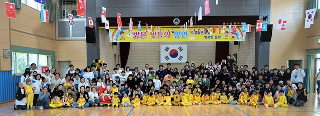 ▲ 대구사이버대가 지난 19일 경산 밝은어린이집 ‘2019 밝은 빛들의 향연’ 자원봉사에 참여했다.ⓒ대구사이버대