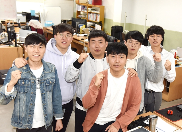 ▲ 일본 소프트뱅크에 합격한 영진전문대 일본IT기업주문반 김도형(왼쪽부터)·이상진·김명종·박언채·신현빈·윤건희 학생이 파이팅을 외치고 있다.ⓒ영진전문대