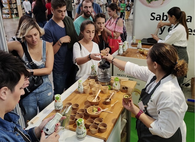 ▲ 스페인에서 열린 ‘베지 월드’ 행사에서 요리에센스 연두를 활용한 요리를 맛보는 사람들. ⓒ샘표