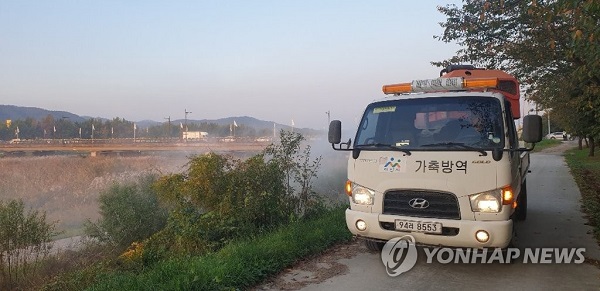 ▲ 충남 아산시가 권곡동 곡교천 주변 야생조류 분변에서 조류 인플루엔자(AI) 바이러스가 검출되자 20일 발생지역 주변 철새 도래지에서 방역하고 있다.ⓒ연합