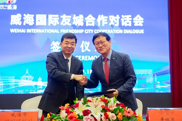 ▲ 수성구와 중국 웨이하이시와 우호도시 협약을 체결했다.(왼쪽부터 장하이보 웨이하이시장과 김대권 수성구청장)ⓒ수성구