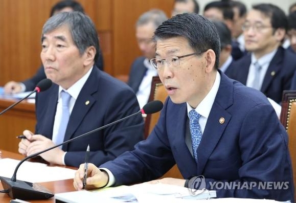 ▲ 윤석헌 금융감독원장(왼쪽)과 은성수 금융위원장이 21일 국회 정무위원회 종합감사에 출석해 국회의원 질의에 답변하고 있다. ⓒ 연합뉴스