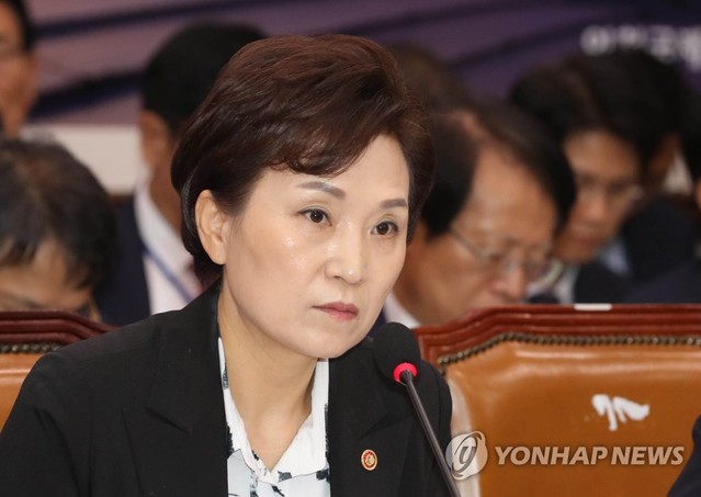 ▲ 김현미 국토교통부 장관이 21일 국회에서 열린 국토교통위원회 국정감사에서 의원 질의를 듣고 있다.ⓒ연합뉴스