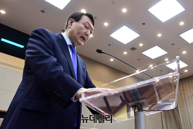 ▲ 윤석열(59·사법연수원 23기) 검찰총장은 지난 17일 대검찰청에서 열린 국회 법사휘 국정감사에서 조 전 장관 일가 수사를 원칙대로 하겠다는 입장을 전했다. ⓒ박성원 기자