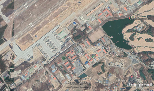 ▲ 구글 위성지도에 나타난 한국 공군의 F-35A 기지 모습. 구글 어스에서는 위도와 경도까지 제공한다. ⓒ구글 지도 캡쳐.