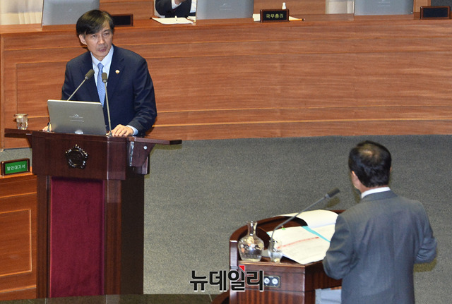 ▲ 조국 법무부 장관이 26일 오후 국회 본회의장에서 열린 정치 분야 대정부질문에서 의원들의 질문에 답하고 있다.ⓒ박성원 기자