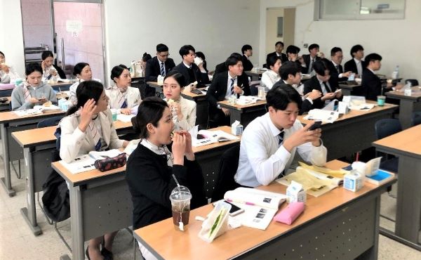 ▲ 학생행복프로젝트 ‘대학이 쏜다’ 행사로 간식을 먹고 있는 학생들 모습.ⓒ한국영상대