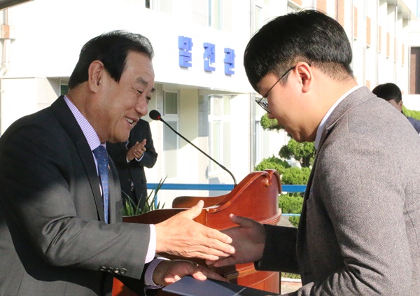 ▲ 이명식 충북사회복지공동모금회장이 21일 열린 기탁식에서 청주공업고등학교 학생에게 장학금 증서를 전달하고 있다.ⓒ충북사회복지공동모금회