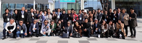 ▲ 전국의 사립미술관장들이 21일 2019 청주공예비엔날레 행사장인 청주문화제조창C를 방문했다.ⓒ청주시