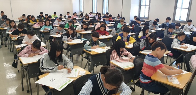 ▲ 지난 19일 연세대 송도캠퍼스에서 진행된 ‘2019 솔루니 논술대회’에 참가한 학생들이 논술 시험을 보고 있다. ⓒ대교 제공