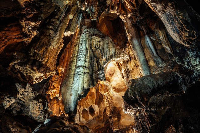 ▲ 5억4천만년 전에 생선된 것으로 알려진 천연기념물 256호 단양고수동굴 '사자바위'.ⓒ단양군