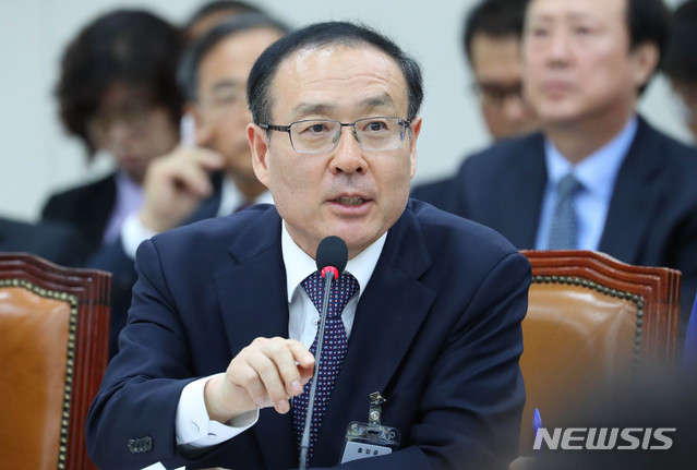 ▲ 오세정 서울대학교 총장이 지난 21일 오후 서울 여의도 국회에서 열린 교육위원회 소관 교육부 본부와 소속기관, 국립대, 교육청 마지막 종합국정감사에 참석해 의원 질의에 답하고 있다. ⓒ뉴시스