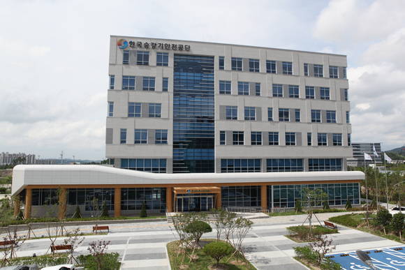 ▲ 한국승강기안전공단의 진주혁신도시 청사 전경. 이해찬 더불어민주당 대표의 측근 A씨는 지원서를 '백지 제출'했지만 이 공기업 교육홍보이사로 채용됐다. ⓒ한국승강기안전관리공단