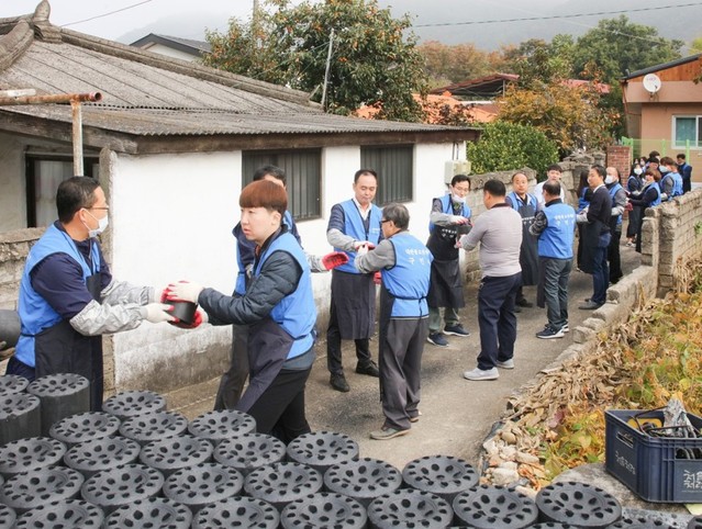 ▲ 지난 21일 대한불교천태종과 천태종복지재단, 류한우 군수, 신도, 자원봉사자들이 단양군 단성면 일원 한 가정에 '자비의 연탄'을 나르고 있다.ⓒ단양군