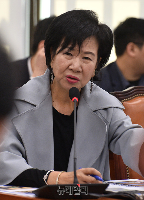 ▲ '목포 부동산 투기 의혹'으로 재판에 넘겨진 손혜원 무소속 의원. 손 의원은 목포시의 도시재생사업자료 등을 목포시청 관계자에게 미리 받아 약 14억원 상당의 부동산을 지인과 조카, 재단법인과 회사 차명으로 사들인 혐의로 올해 6월 검찰에 불구속 기소됐다. ⓒ박성원 기자