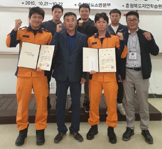 ▲ 22일 폐막된 충북도 현장 구조대원 구조역량 발표대회에서 최우수상을 차지한 제천소방서 김용원 구조대원과 대원들이 기념촬영을 하고 있다.ⓒ제천소방서