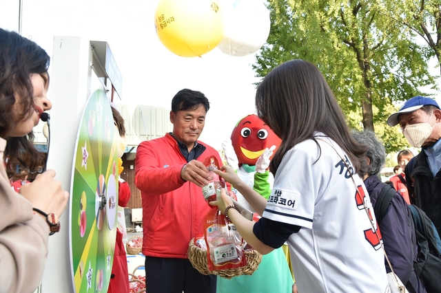 ▲ 윤경희 청송군수는 “한국시리즈 등 메이저 스포츠를 활용한 다양한 이벤트와 지속적인 홍보 판촉으로 청송사과 명성을 더욱 공고히 유지해 갈 계획”이라고 밝혔다.ⓒ청송군