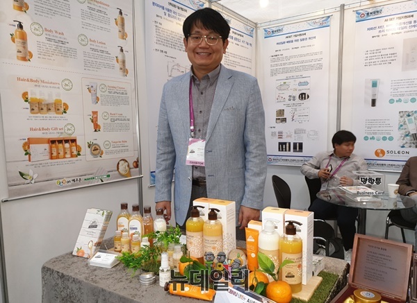 ▲ 2019 오송화장품뷰티엑스포엑스포장내 홍보부스에서 제품을 설명하는 에코온 우영균 마케팅담당 이사.ⓒ박근주 기자