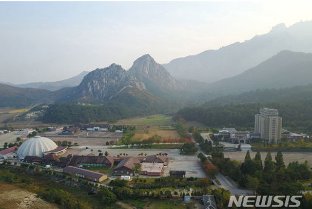 ▲ 금강산 관광지구 일대의 모습. 김정은은 이 시설들을 모두 철거하라고 지시했다. ⓒ뉴시스. 무단전재 및 재배포 금지.