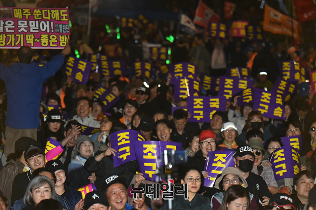 ▲ 지난 12일 오후 서울 서초역 서초경찰서 인근에서 자유연대 주최로 열린 조국 퇴진 촉구 집회에서 시민들이 '조국 구속', '정경심 구속', '문재인 퇴진' 구호를 외치고 있다. 같은날 인근에서는 검찰개혁·조국수호 촛불집회가 열렸다. ⓒ이종현 기자