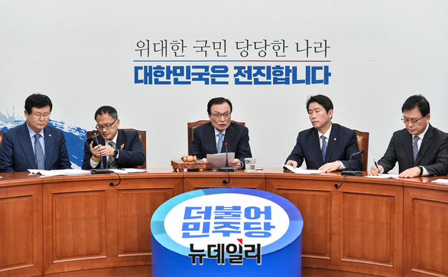 ▲ 이해찬 더불어민주당 대표가 21일 오전 국회에서 열린 최고위원회의에서 모두발언을 하고 있다.
ⓒ박성원 기자