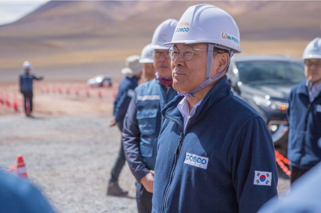 ▲ 포스코 최정우 회장이 아르헨티나 리튬 추출 데모플랜트 건설현장을 방문해 안전을 당부하며 직원들을 격려했다.ⓒ포스코