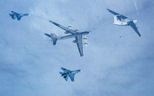 ▲ 공중급유를 받는 Tu-95 폭격기와 호위를 맡은 Su-27 전투기. 전략폭격기는 이처럼 장거리 전투기의 호위를 받는 경우가 많다. ⓒ1995년 출간 Su-27 플랭커 전투기 사진집 중 공개사진.