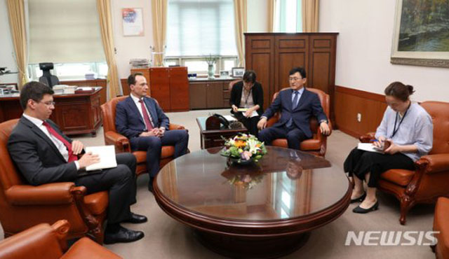 ▲ 지난 7월 23일 러시아 군용기가 독도 영공을 침범했을 당시 윤순구 외교부 차관보가 막심 볼로프 주한 러시아 대사 대리를 초치해 항의하는 모습. 러시아 정부는 이후에도 