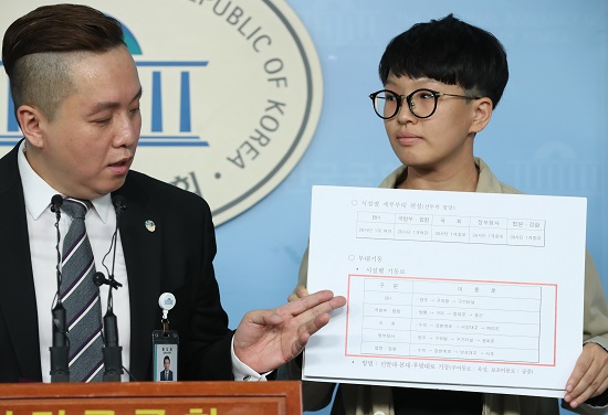 ▲ 임태훈 군인권센터 소장이 21일 국회 정론관에서 황교안 자유한국당 대표의 ‘촛불집회 계엄령 문건 연루 의혹’을 제기하는 기자회견을 열었다. ⓒ뉴시스