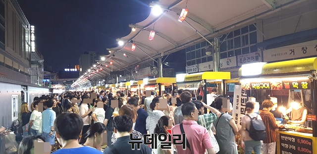 ▲ 서문시장 야시장에 가족들은 물론 젊은이들의 발길이 끊이질 않고 있다.ⓒ뉴데일리