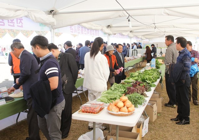 ▲ 지난해 '단양군 친환경농축산물 전시직판' 행사를 방문한 방문객들이 농산물을 살펴보고 있다.ⓒ단양군