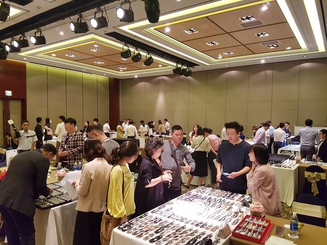 ▲ 대구시와 (재)한국안광학산업진흥원, 지역 12개 업체가 베트남 호치민과 하노이에서 지난 14일부터 4박5일간 열린 해외 안경 브랜드 상담회에 참가했다.ⓒ대구시