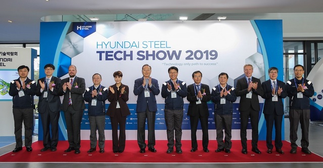 ▲ 지난 23일현대제철 당진제철소에서 열린‘2019 현대제철 기술박람회’개막식에서참석자들이 오픈세러머니 후 기념촬영을 하고 있다. (좌로부터현대제철 이형철 부사장, 한국철강협회 이민철 부회장, SMS 다니엘크니 부사장, 현대제철 서명진 부사장, 삼우ECO 김윤자 대표, 한국내화 김상배 대표, 현대제철 안동일 사장, SPCO 타이조츠쯔이 대표, 현대제철 이계영 부사장, PRIMETALS 마커스피클러 부사장, 서울엔지니어링 이원석 대표, 박종성 현대제철 부사장)ⓒ현대제철