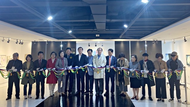 ▲ 23일 조길형 충주시장(가운데)과 지역작가들이 서울 인사아트프라자갤러리 2층에서 열린 ‘충주아트로드 100인展’개막식에서 축하 테이프를 절단하고 있다.ⓒ충주시
