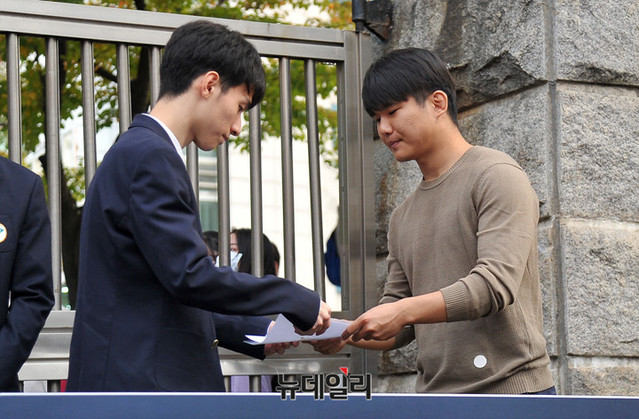 ▲ 김근태 서울대 집회 추진위원회 대표가 23일 열린 인헌고 학생수호연합 기자회견에서 김화랑 학생수호연합 대표에게 지지서한문을 전달하고 있다. ⓒ이기륭 기자