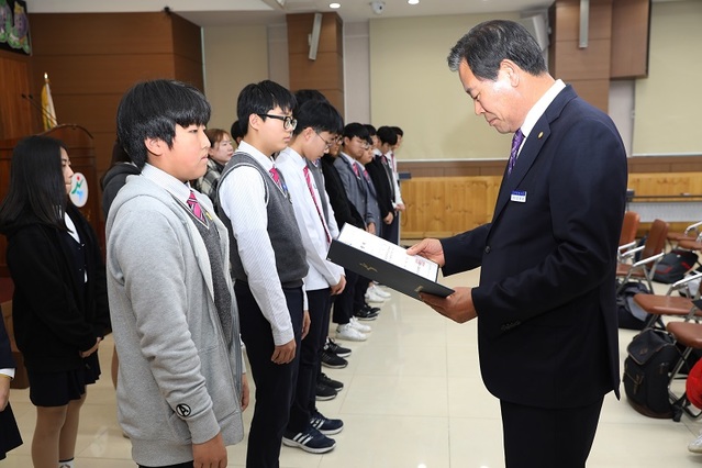 ▲ 김재종 옥천군수(옥천군장학회 이사장)가 23일 장학생으로 선발된 93명의 학생들에게 장학증서를 수여하고 있다.ⓒ옥천군