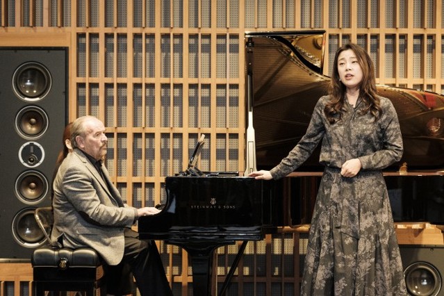▲ 소프라노 황수미와 피아니스트 헬무트 도이치.ⓒ아트앤아티스트